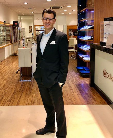 Kevin Schütt führt die Optiko GmbH in zweiter Generation und steht mit seinem Namen für hochwertige Leistungen rund um Brille und Kontaktlinsen.