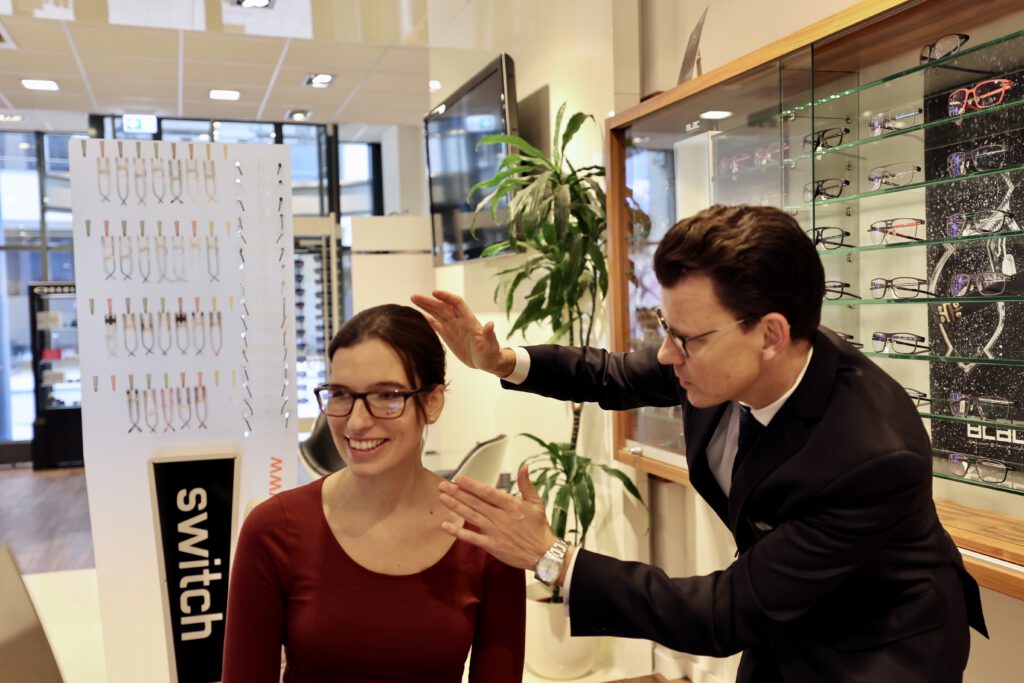 Die Brillen-Anpassung bei Optiko in Hamburg City
