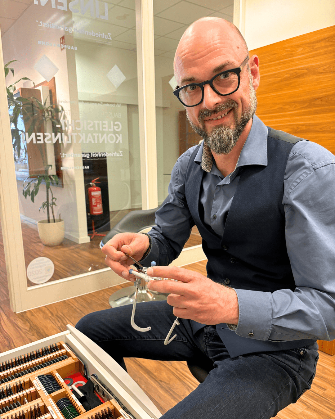 2 1 Fachkompetente Beratung vom Augenoptikermeister für bestes Sehen in allen Entfernungen