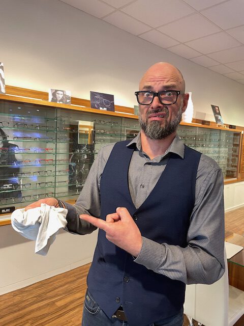 Brille richtig putzen und pflegen - das Brillenputztuch ist entscheidend