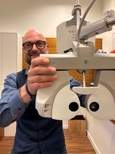 Optiko Sehtest Refraktion Phoropter rotated Subjektiver Sehtest mit modernem Phoropter vom Augenoptikermeister bei Optiko in Hamburg City