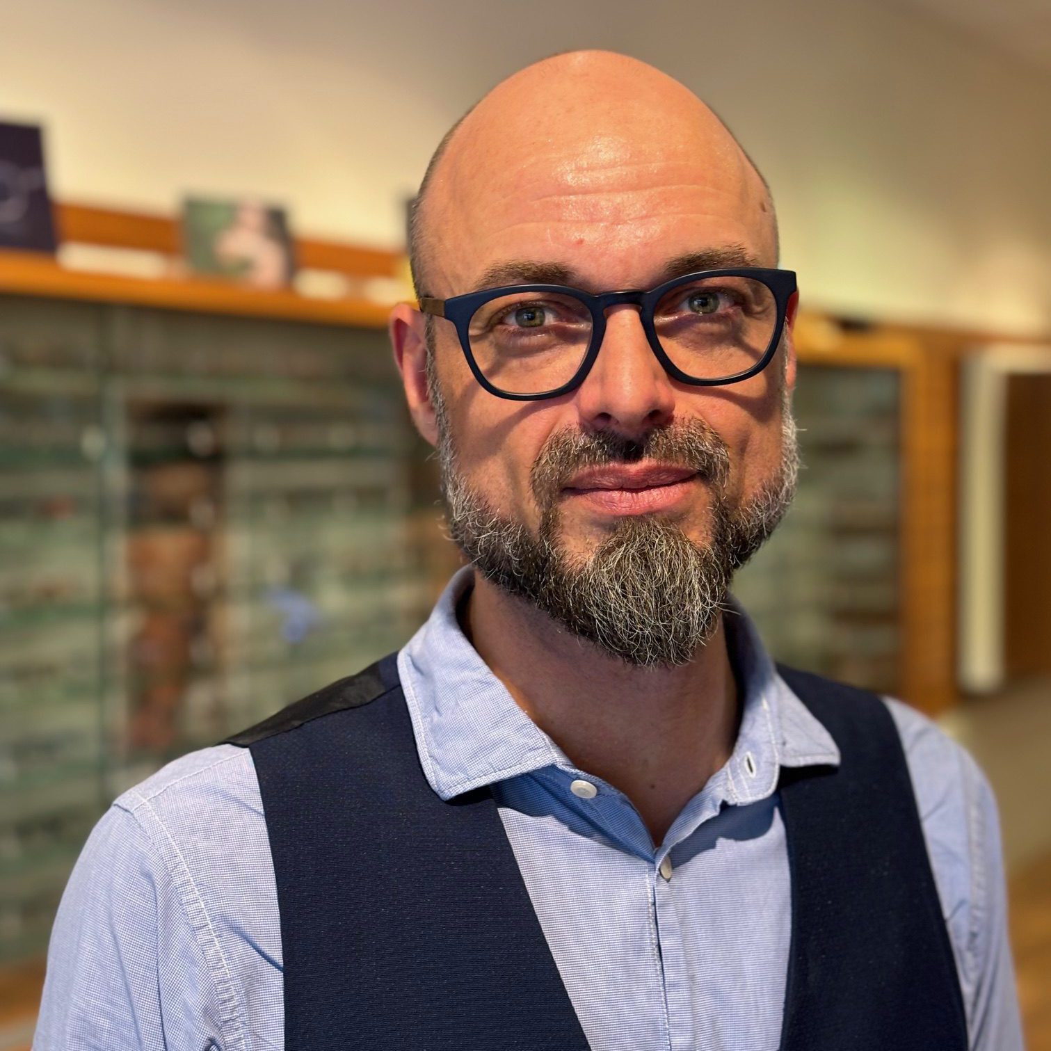 Unser Augenoptikermeister und Gleitsicht-Spezialist Michael hat jahrelange Erfahrung in der Beratung von Brillen- und Kontaktlinsen-Kunden. Er ist zuständig für hoch präzise Sehtests und präzise Gleitsichtbrillen-Anpassung.