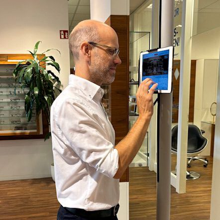 Digitales Zentriersystem zur exakten Bestimmung der Fertigungsparameter (PD und Höhe). Eine der wichtigsten Messungen beim Brillenkauf!