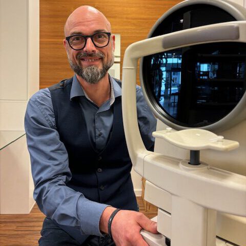 cropped Optiko Sehtest Autorefraktometer rotated 1 Objektiver Sehtest mit modernem Autorefraktometer bei Optiko in Hamburg Innenstadt